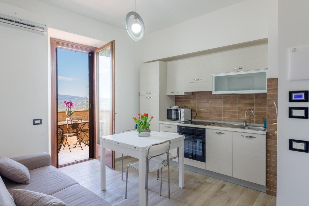 Il Tramonto Holidays Apartment Trevi Bagian luar foto